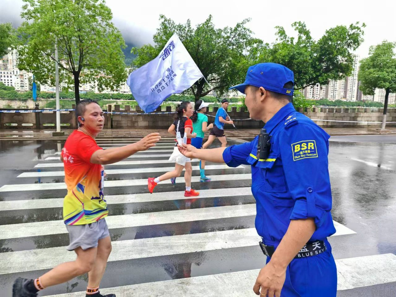 思南县蓝天救援队为2024思南环乌江半程马拉松赛事保驾护航(pic2)